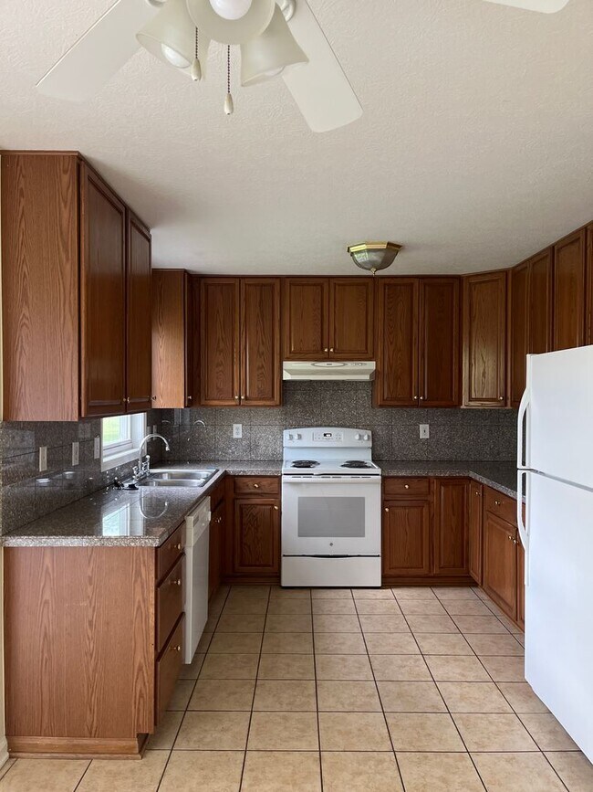 Building Photo - 492 Radcliff Dr