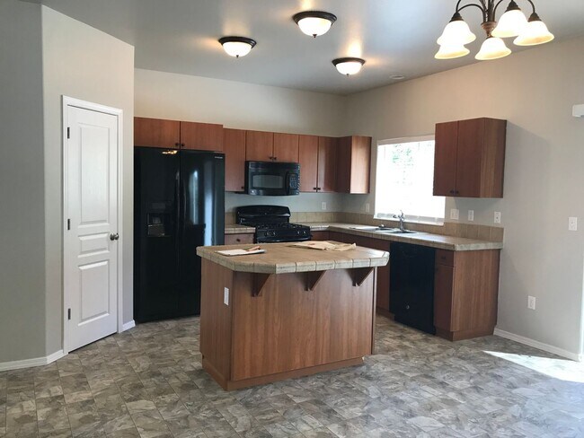 Building Photo - Spacious 4 Bedroom home in NE Bend w/newer carpet and paint!