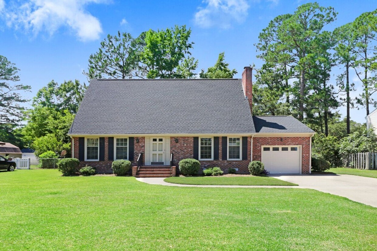 Foto principal - CHARMING 2-STORY BRICK HOME *Excellent Gol...