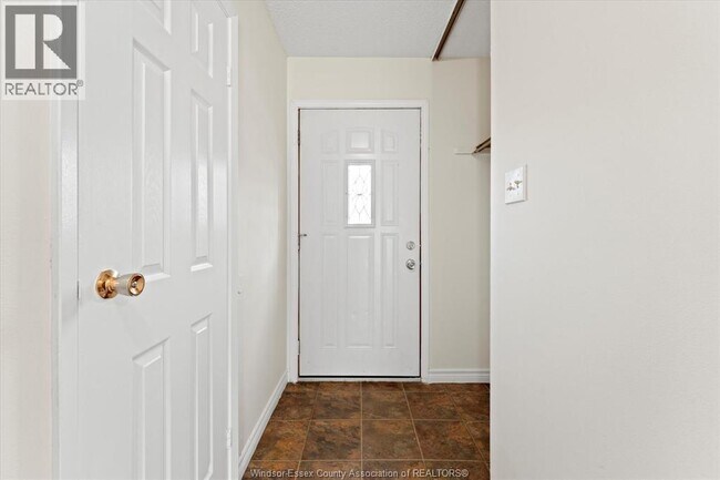 Photo du bâtiment - 3029 Meadowbrook Ln