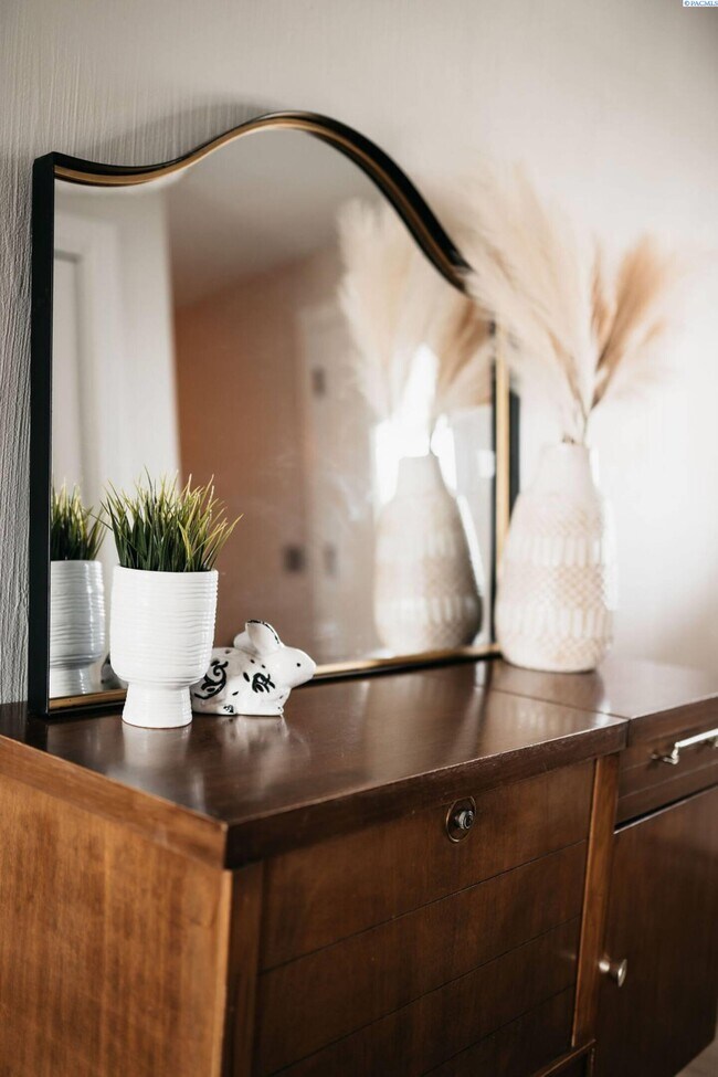 Foto del edificio - Riverfront Sprawling Mid-Century Ranch/Bas...