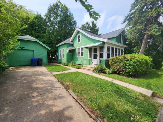 Building Photo - Charming 3 Bedroom Character home.