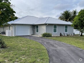 Building Photo - 8043 SE Highpoint Way