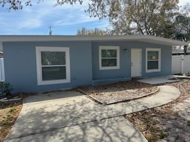 Beautiful 4/2 available now! - Beautiful 4/2 available now! House