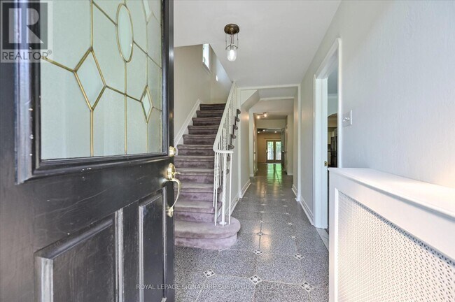 Building Photo - 32 Marilyn Crescent