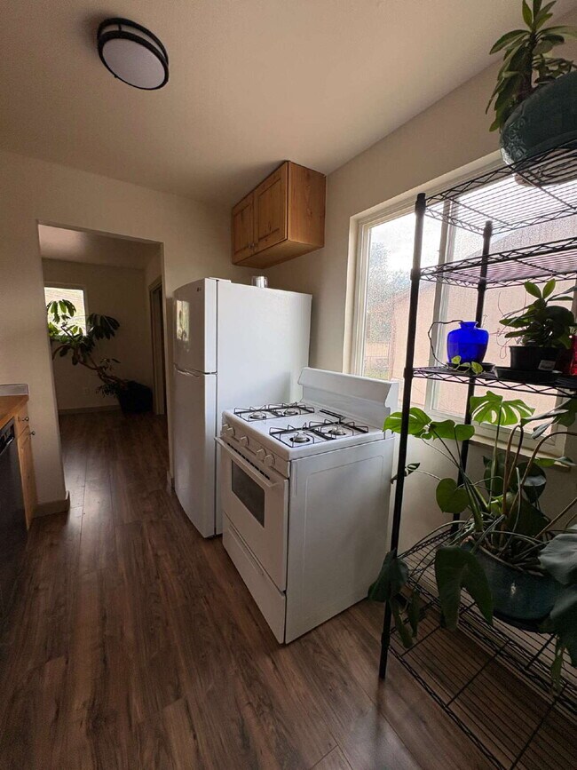 Building Photo - Westside 2 bedroom - Westend