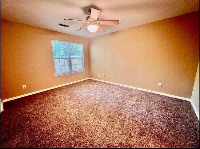 Foto del edificio - 323 Somerset Dr