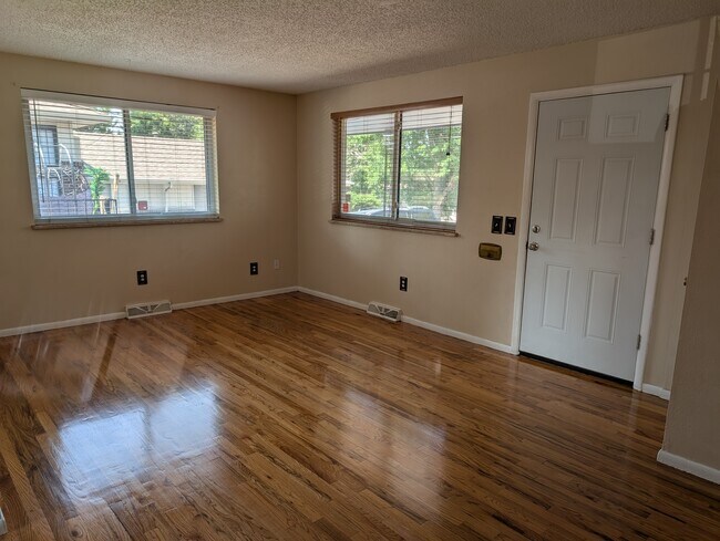 Sala de estar con pisos de madera recién terminados. - 1160 Clinton St