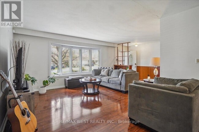 Building Photo - 65 Elizabeth Cres S