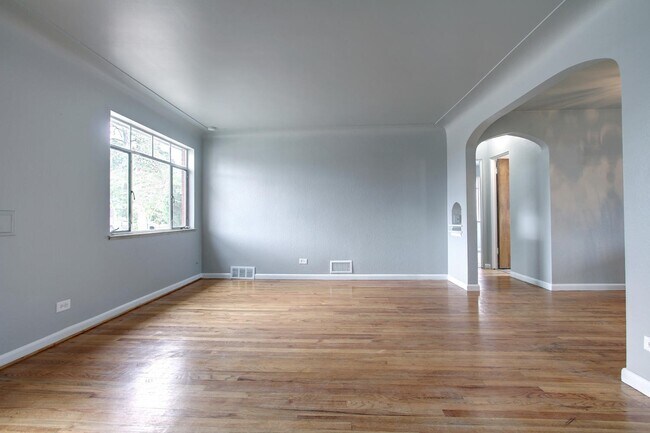 Building Photo - Beautiful Brick Home in Swansea!
