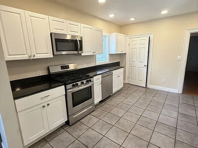 No Fee Single Family House with 5 Parking Spaces Included! Laundry in Unit! - No Fee Single Family House with 5 Parking Spaces Included!  Laundry in Unit!