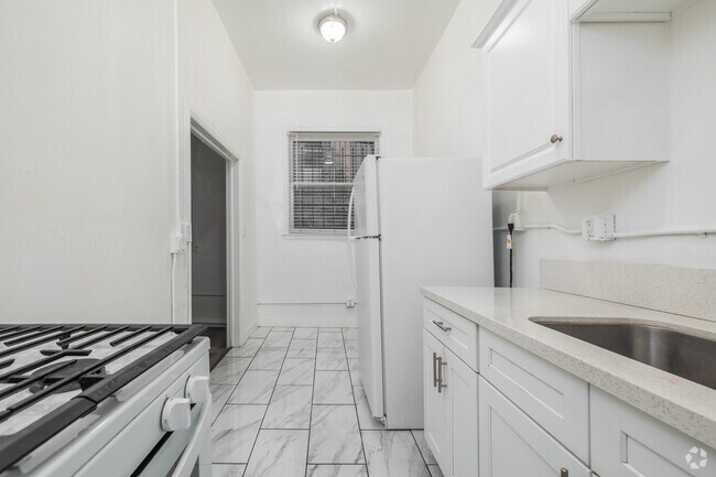 Studio - 470SF - Kitchen - Valdamour Apartments