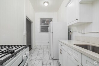 Studio - 470SF - Kitchen - Valdamour Apartments