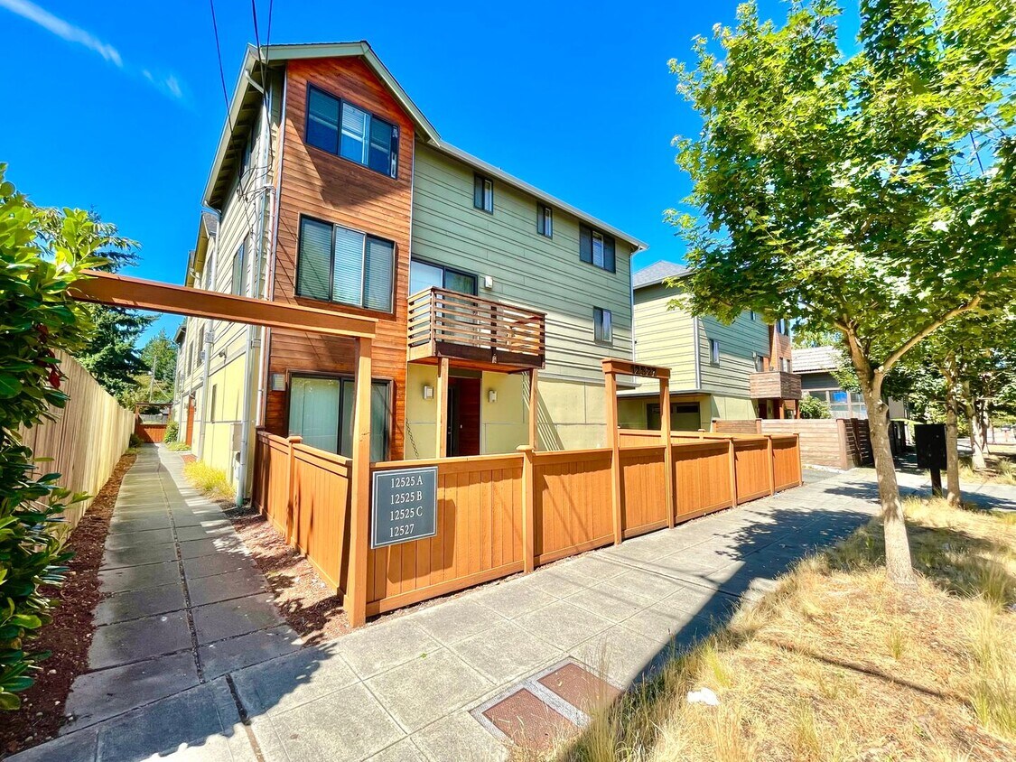 Primary Photo - Great Townhome For Rent