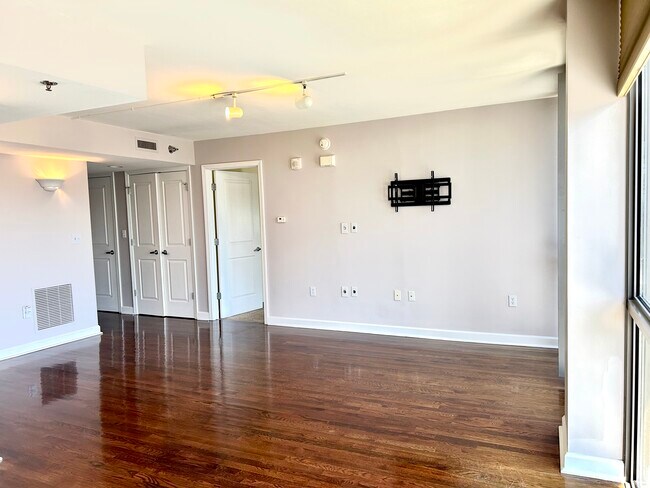 Foto del edificio - 600 Admiral Blvd