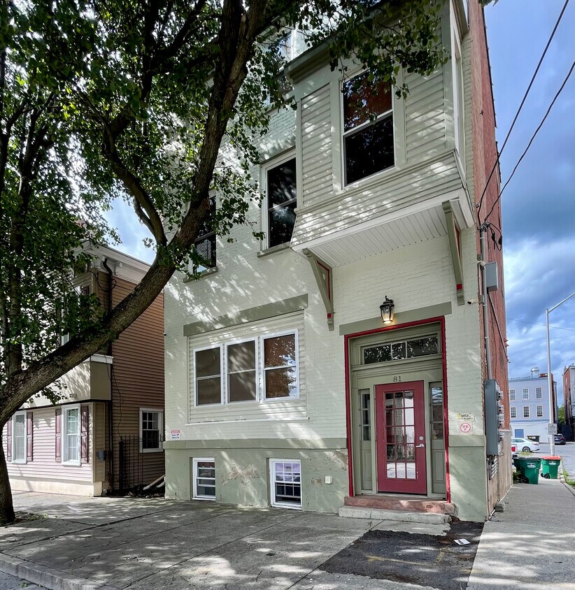 Front of building - 81 Cannon St