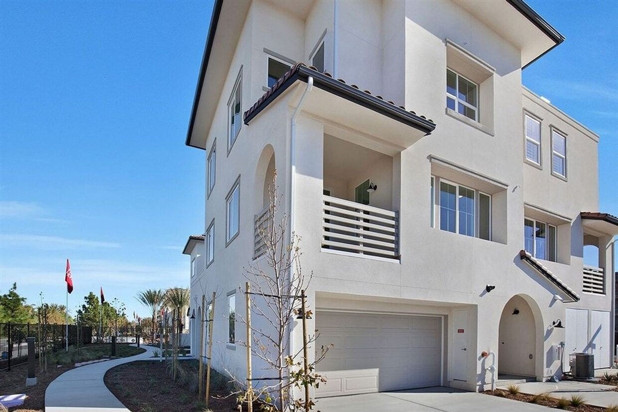 Foto principal - Gorgeous bright 3 bedroom 2.5 bath townhome