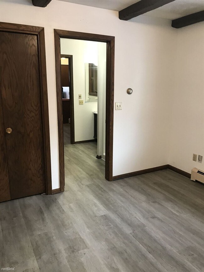 Building Photo - Studio, 1 bath Duplex - 516 3rd St NE