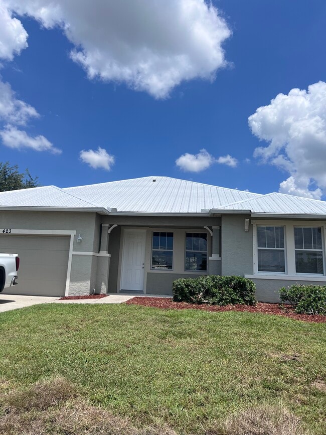 Building Photo - 423 SW Alcan Dr