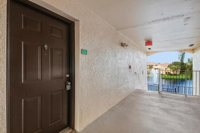 Building Photo - 181 SW Palm Dr
