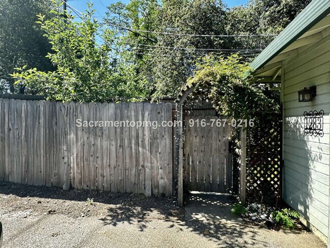 Foto del edificio - 1283 Live Oak Ln