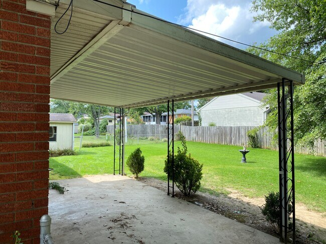Building Photo - 211 Maevi Dr