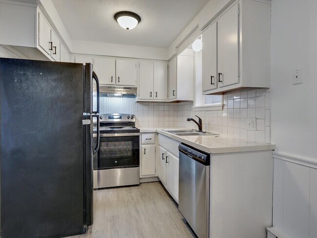 Foto del edificio - 3741 Woodford Ave NW