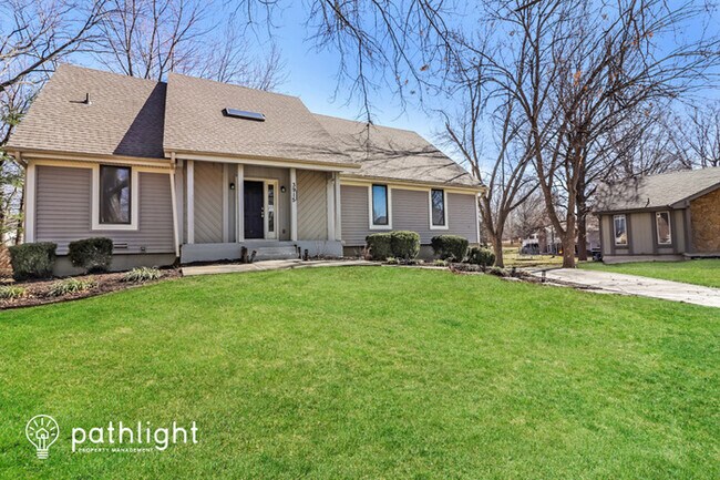 Building Photo - 3915 SW Hidden Cove Circle, Lee'S Summit, ...
