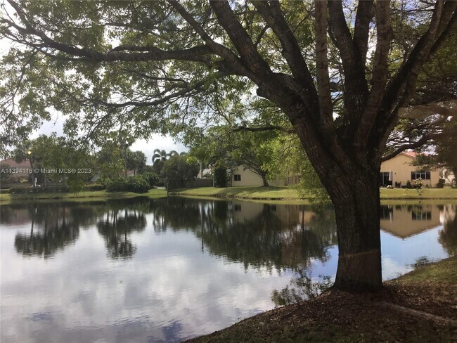 Foto del edificio - 153 Lakeview Dr