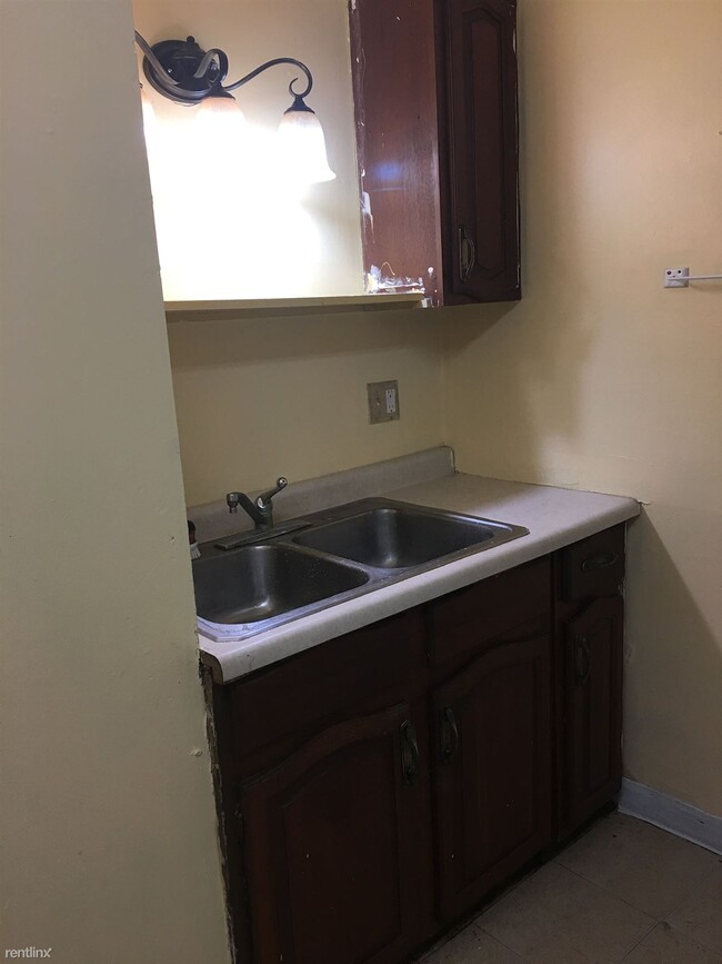 Building Photo - 4 br, 1 bath House - 1209 West 4th Street