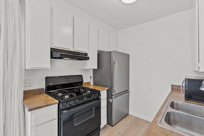 Building Photo - 21000 Parthenia St
