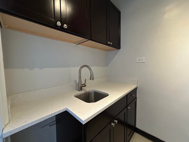 Foto del edificio - 535 W Cornelia Ave
