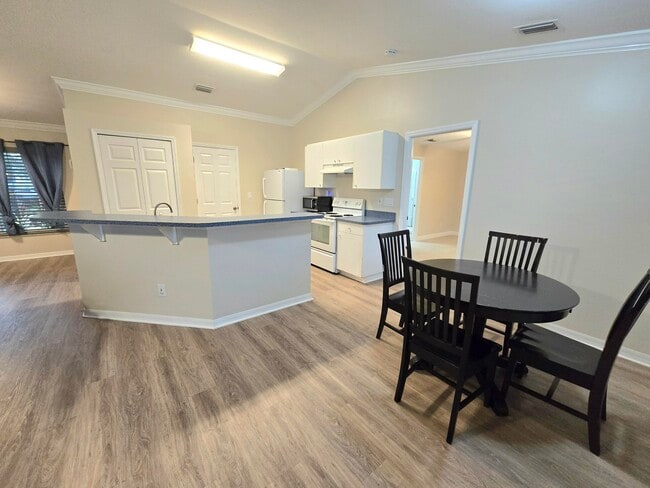 Building Photo - 823 Del Mar Cir