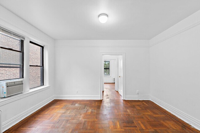 Building Photo - 124 Storms Ave