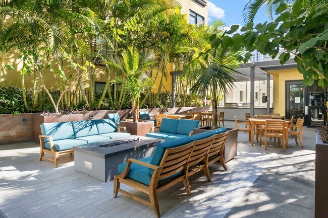Foto del edificio - April Move-in Special $500 off Rent - Downtown Cortez Hill Junior Studio | Pool, Parking & Modern...