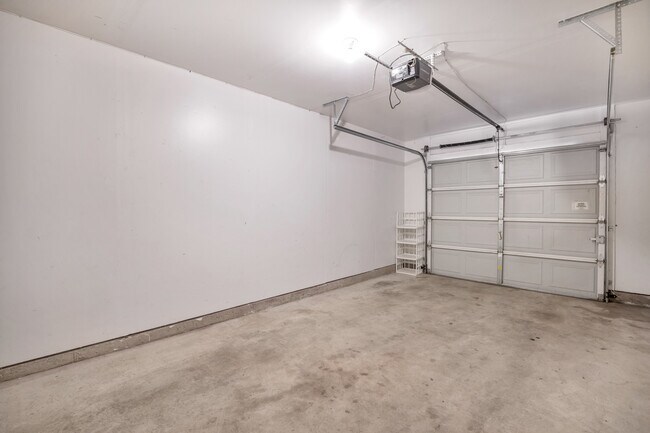 Foto del edificio - Beautiful Pet Friendly 3 bed/2.5 bath Townhome in Layton! Available on August 19th!