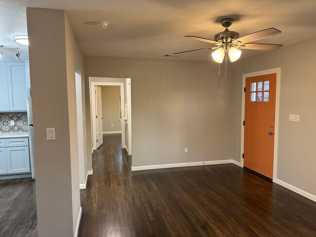 Foto del edificio - 415 W Mariposa Dr