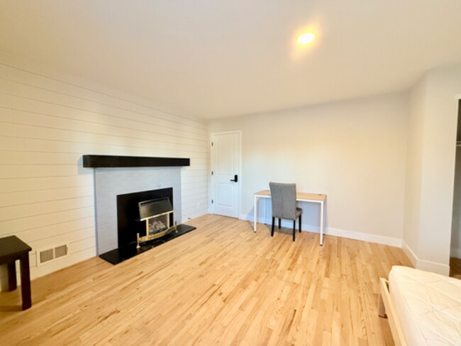 Building Photo - 9989 Dodge Dr