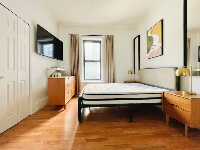 Building Photo - Furnished room/NOT APARTMENT