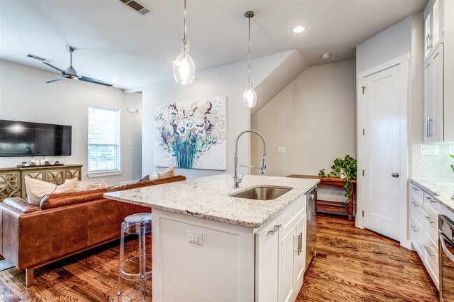 Building Photo - 2 br, 2 bath Townhome - 1931 Euclid Avenue 2