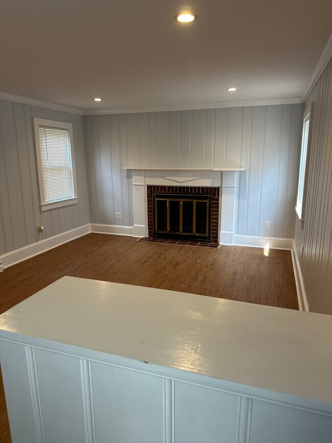 Building Photo - 451 Maple Ave