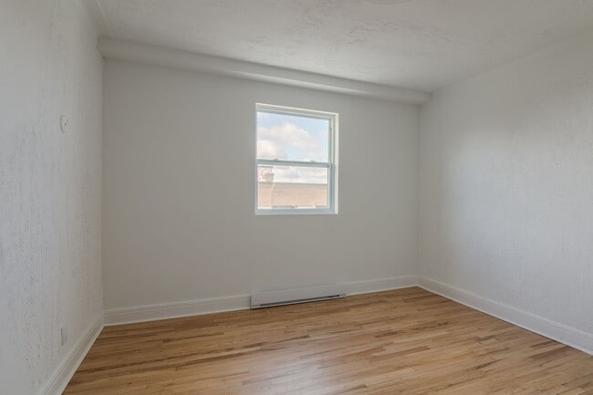 Building Photo - 4870 Chem. Queen Mary