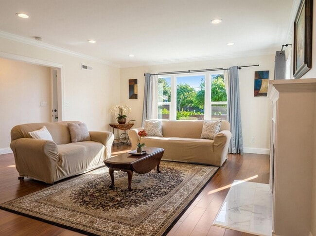 Foto del edificio - Charming 3-Bedroom Home with Inviting Outdoor Space