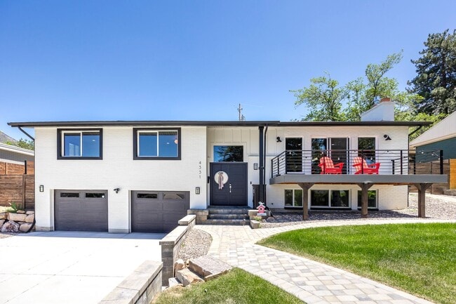 Exquisitely Renovated 4-Bedroom Oasis with Modern Upgrades - Exquisitely Renovated 4-Bedroom Oasis with Modern Upgrades House