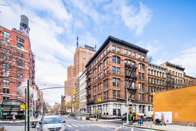 Contexto - 211-215 W Broadway