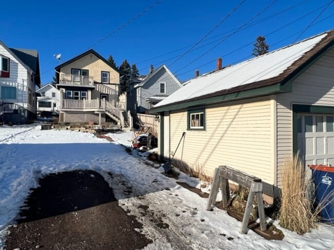 Building Photo - Duluth MN - 3 Bedroom - 2 Bath - 1 Car Gar...