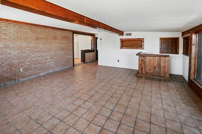 Building Photo - Eastside home- 4 bedroom/ 2 bathrooms, poo...