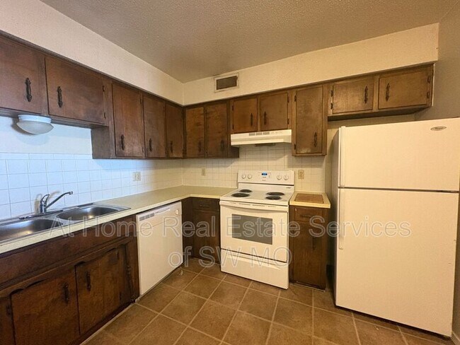 Building Photo - 933 S Wildan Ave
