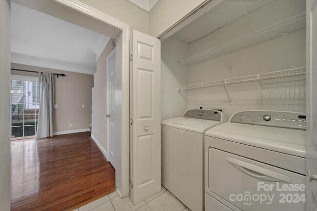 Foto del edificio - 6932 Misty Pine Ln