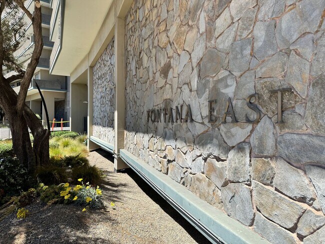 Foto del edificio - Location, Luxury, & Views! Corner Unit with All Utilities + Secured Parking Included.